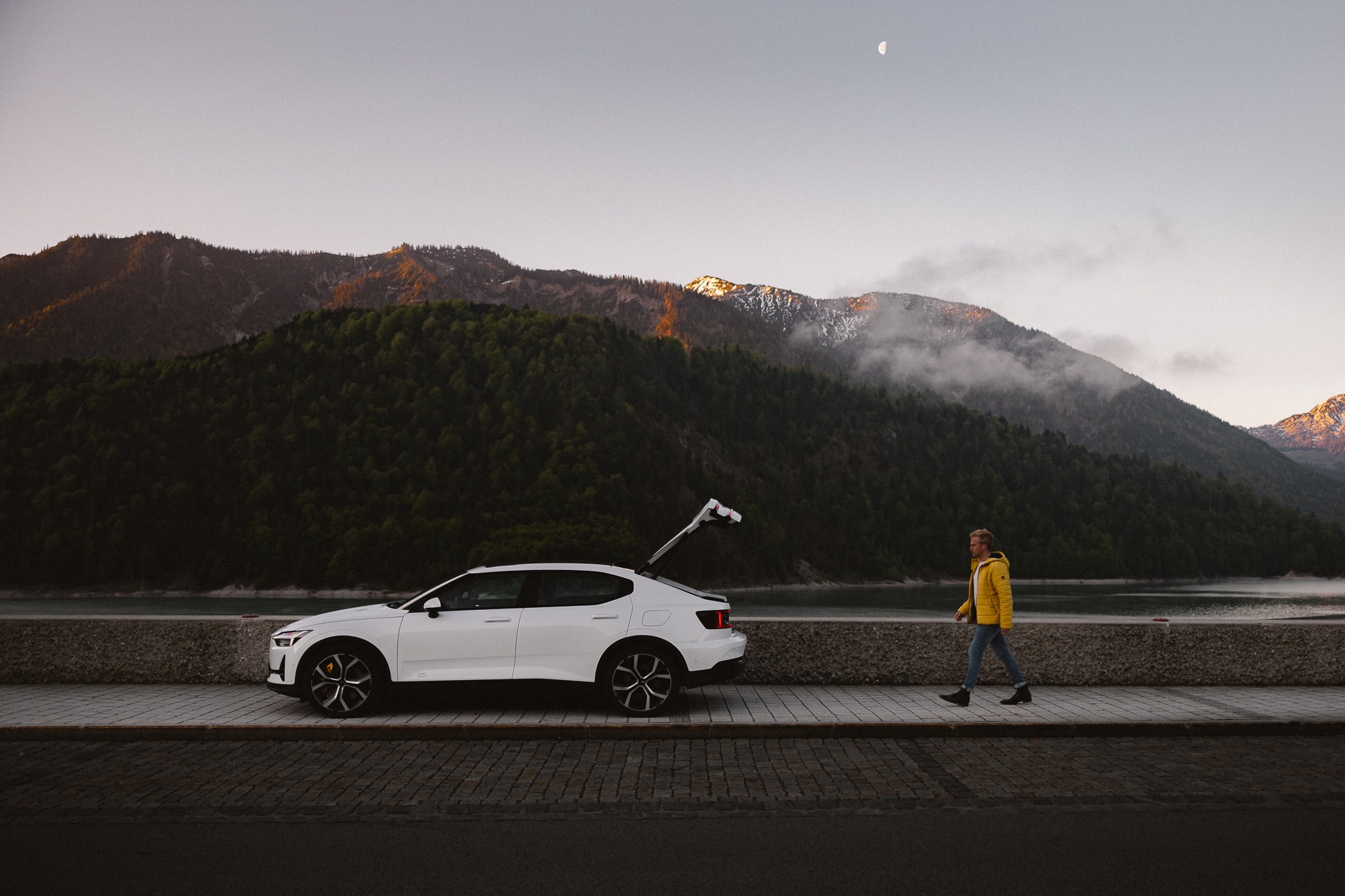 Auto vor Landschaft