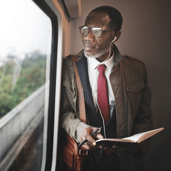 Business-Mann nachhaltig mit der Bahn zum Kundentermin