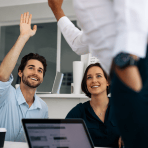 Ein Mitarbeiter schlägt glücklich mit seinem Chef auf den Arbeitgeberzuschuss ein
