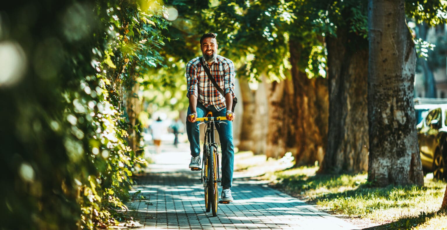 Ein Mitarbeiter fährt entspannt mit dem Rad zur Arbeit.
