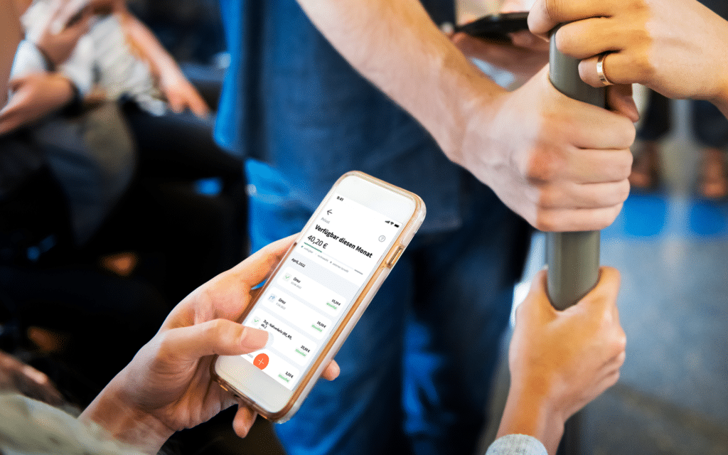 MOBIKO App wird in der Bahn genutzt