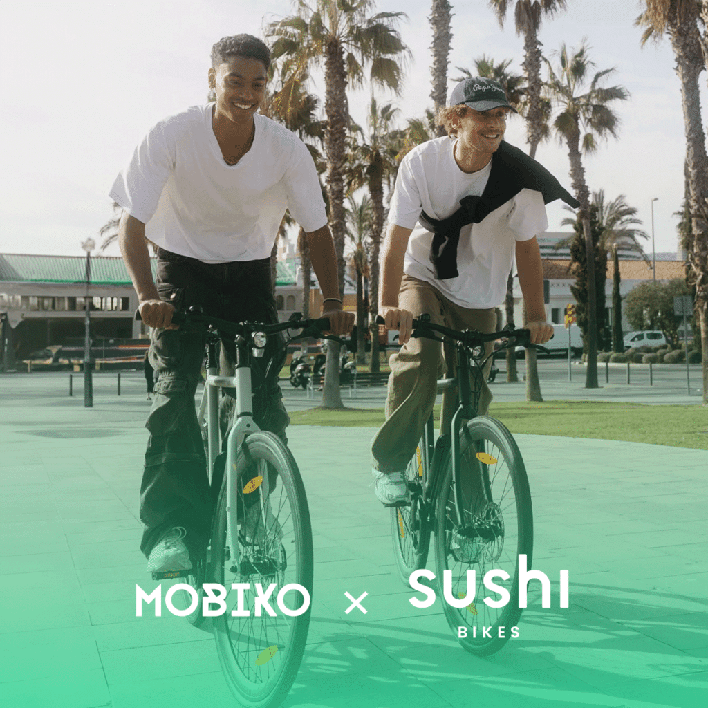 Zwei Personen fahren Fahrräder vor einer sonnigen Kulisse, neben einer Darstellung der MOBIKO x Sushi Bikes App.