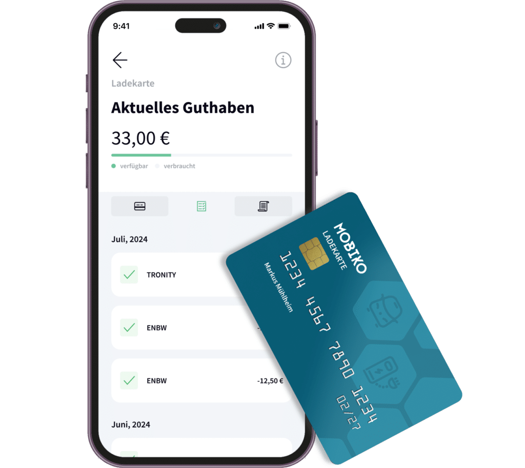 Handy Mockup der MOBIKO Ladekarte mit Informationen über Ladestationen für Elektroautos gemeinsam mit einer Ansicht einer Scheckkarte in blau, auf der MOBIKO Ladekarte steht.