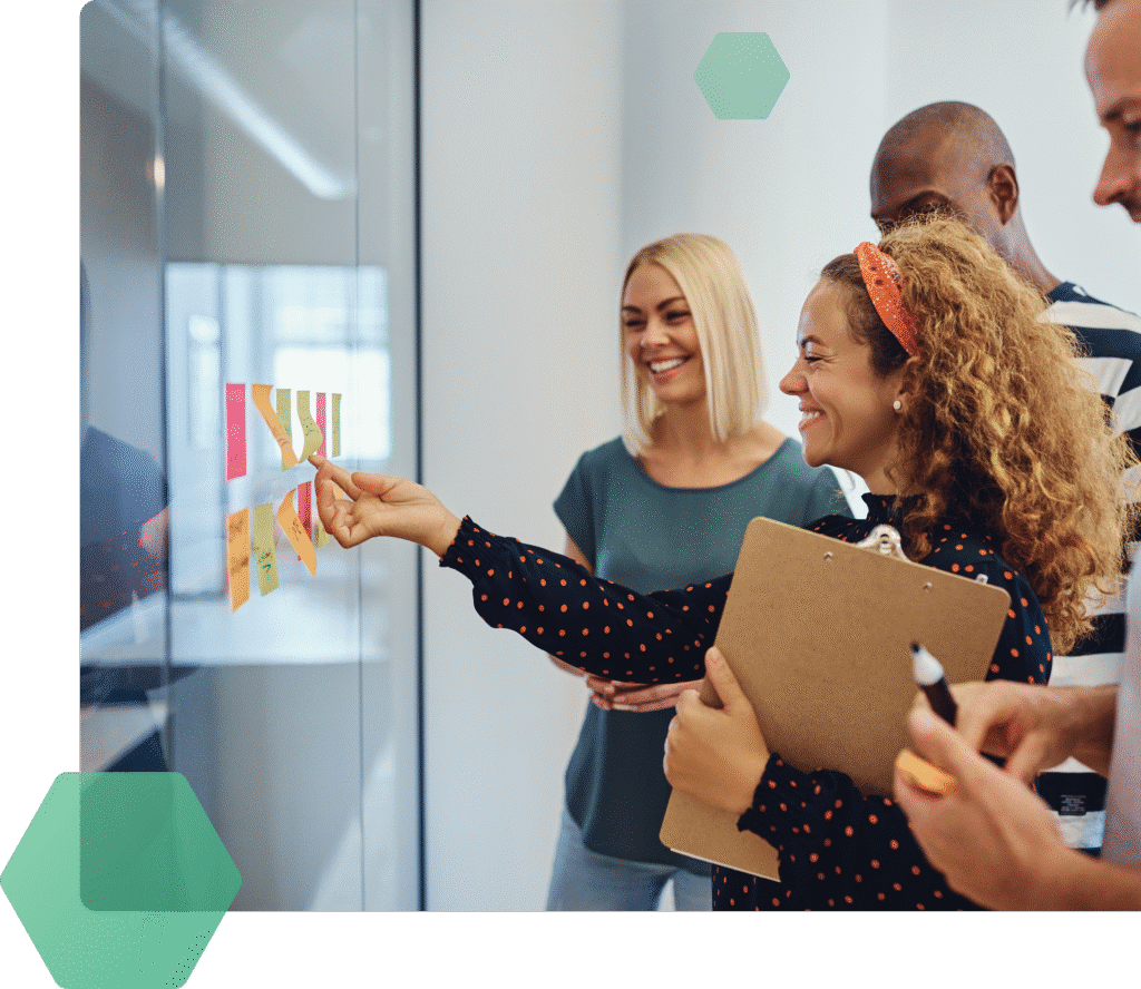 Menschen an einem Flipchart