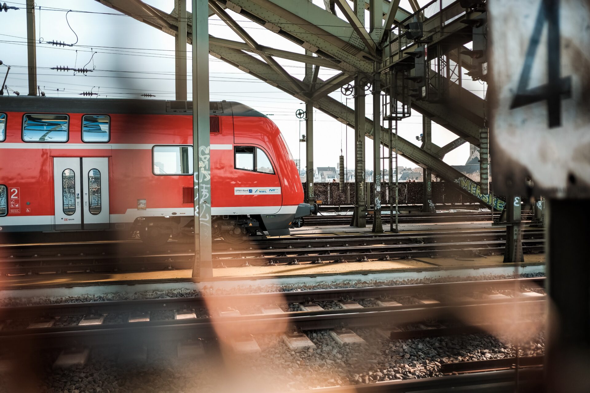 Zug fährt in einen Bahnhof ein
