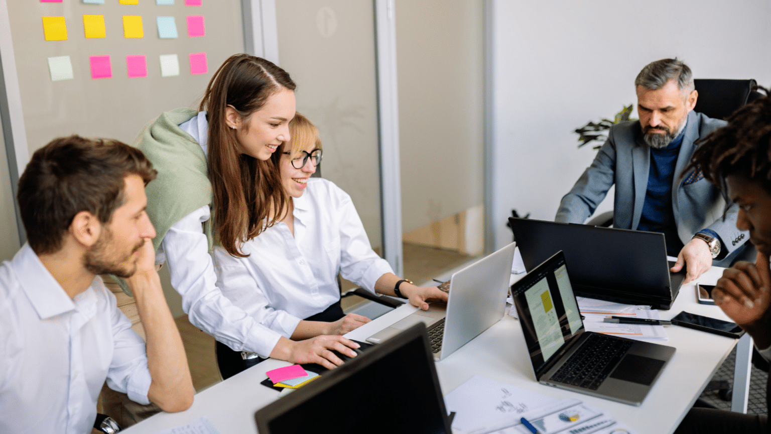 Team arbeitet gemeinsam am Schreibtisch etwas aus